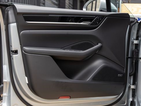 Certified 2025 Porsche Macan Electric image 18