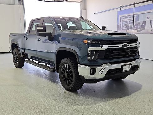 Used 2025 Chevrolet Silverado 2500 LT w/ Convenience Package AWD/4WD image 4
