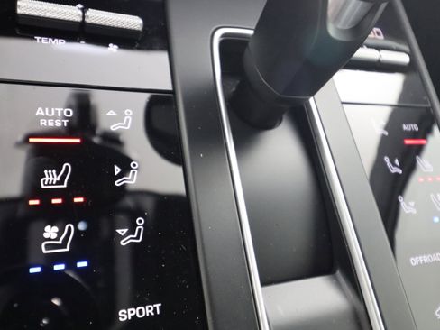 Certified 2025 Porsche Macan image 23