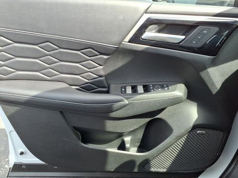 Used 2025 Mitsubishi Outlander SEL image 24