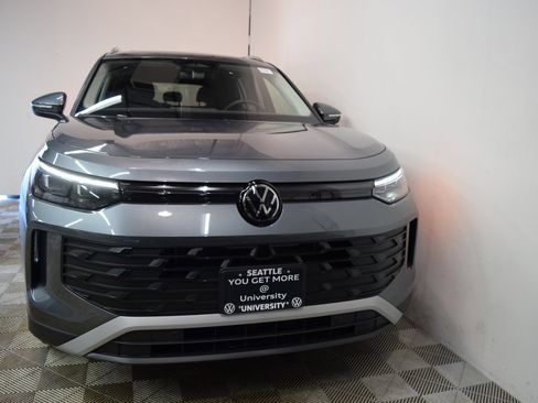 New 2025 Volkswagen Tiguan SE image 3