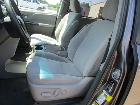 Used 2017 Toyota Sienna LE FWD image 12