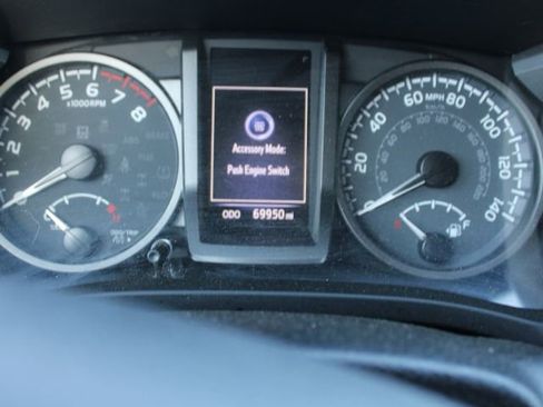 Used 2022 Toyota Tacoma TRD Off-Road AWD/4WD image 9