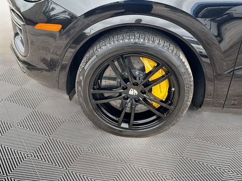 Used 2019 Porsche Cayenne Turbo w/ Premium Plus Package image 36