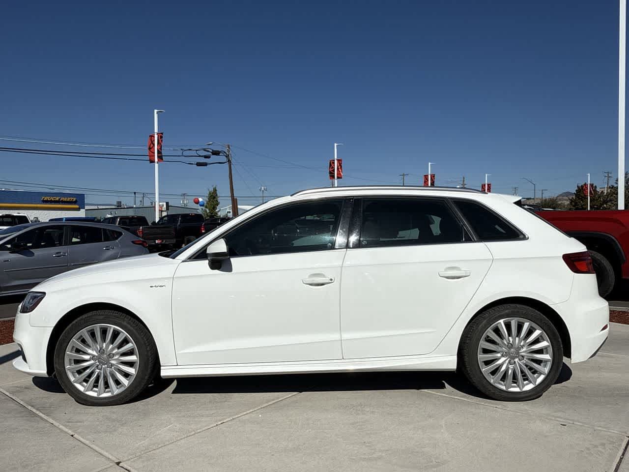 Used 2018 Audi A3 e-tron Premium Plus w/ Premium Plus Package FWD image 2