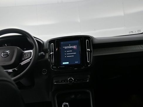Used 2025 Volvo XC40 B5 Plus image 12