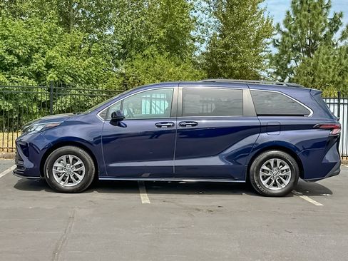 Used 2024 Toyota Sienna LE AWD/4WD image 6
