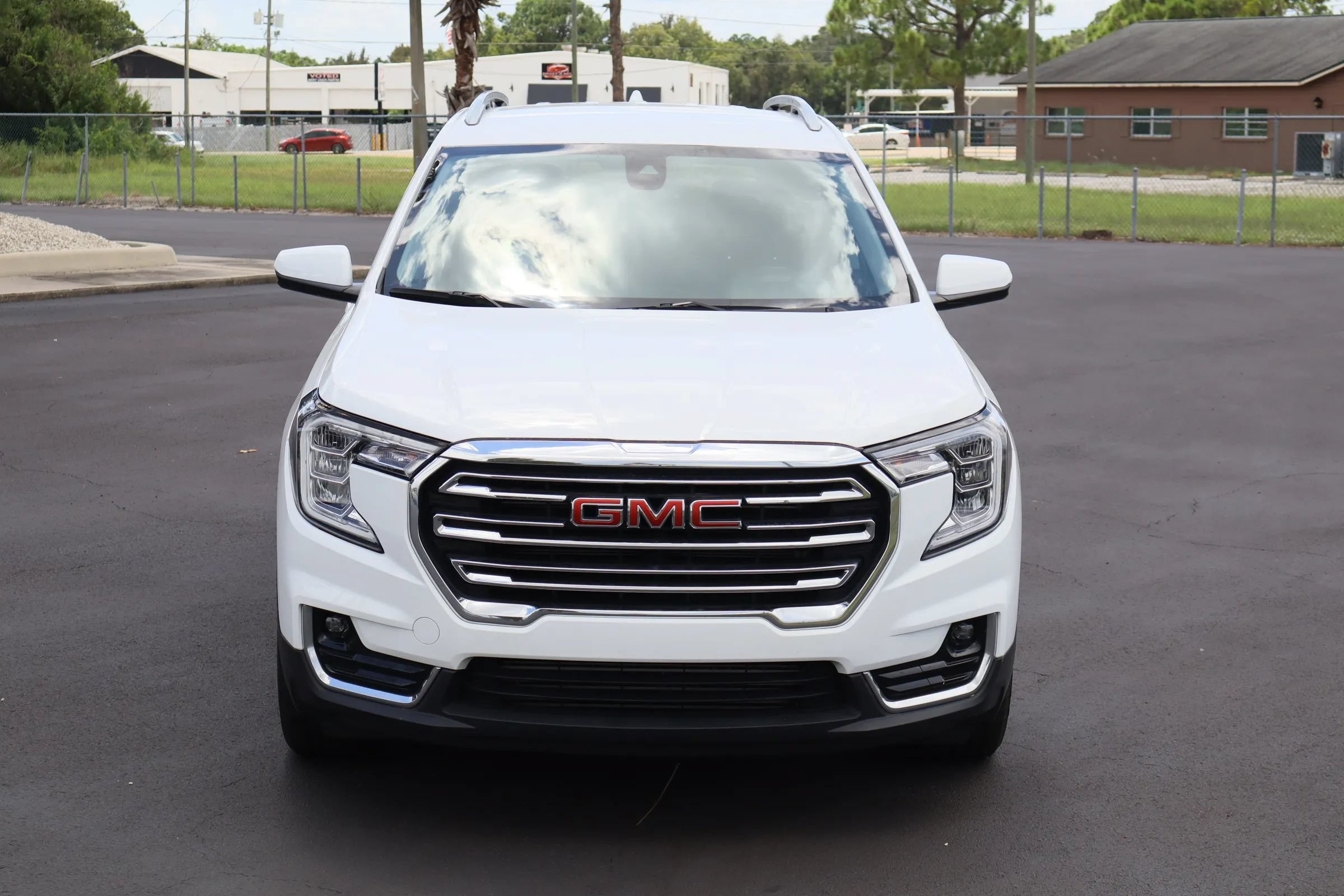 Used 2024 GMC Terrain SLT FWD image 2