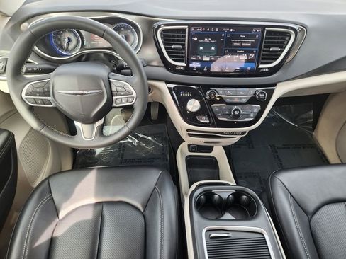 Used 2024 Chrysler Pacifica Touring-L FWD image 26
