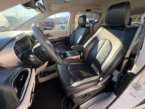 Used 2024 Chrysler Pacifica Touring-L image 26