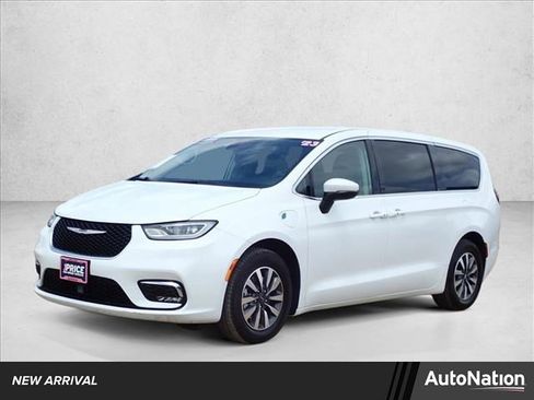 Used 2023 Chrysler Pacifica Touring-L FWD image 1