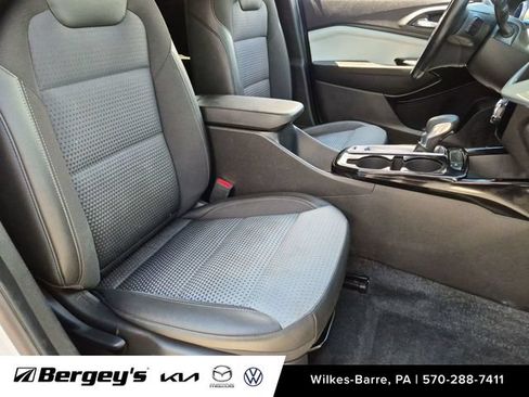Used 2024 Chevrolet Trax LT w/ LT Convenience Package FWD image 25
