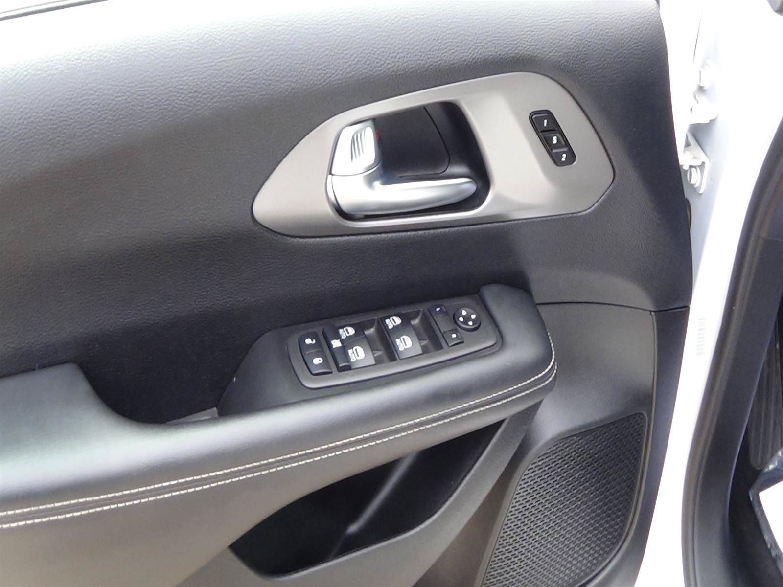 Certified 2025 Chrysler Pacifica Select FWD image 15