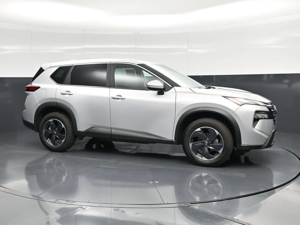 Used 2025 Nissan Rogue SV AWD/4WD image 4