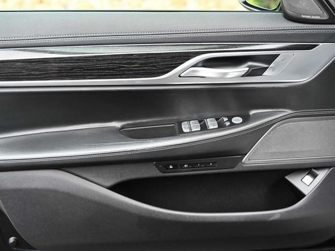 Used 2019 BMW 750i w/ M Sport Package RWD image 11