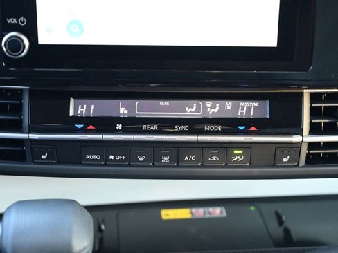 Used 2025 Toyota Sienna LE image 31