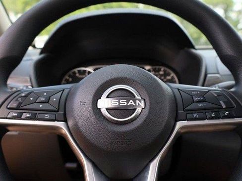 Used 2025 Nissan Altima 2.5 SV FWD image 9