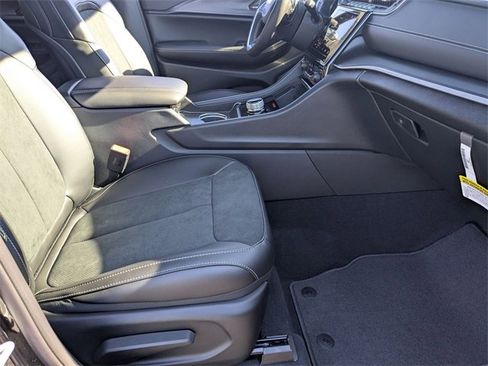 New 2025 Jeep Grand Cherokee L Altitude image 32