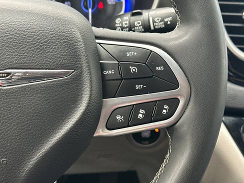 Used 2023 Chrysler Pacifica Touring-L FWD image 32
