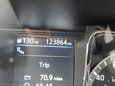 Used 2019 Nissan Titan SV w/ SV Convenience Package image 15