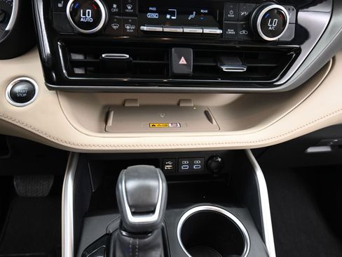 Certified 2024 Toyota Highlander XLE image 13
