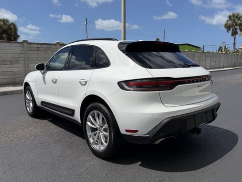 Certified 2025 Porsche Macan AWD/4WD image 3