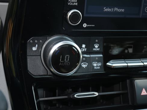 Used 2022 Toyota Highlander XLE FWD image 15