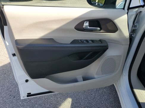 Used 2023 Chrysler Voyager LX image 24