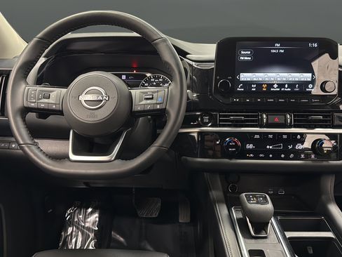 Used 2025 Nissan Pathfinder SL AWD/4WD image 11