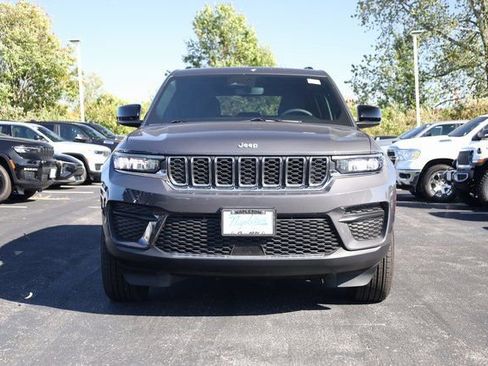 Used 2024 Jeep Grand Cherokee Laredo X image 3
