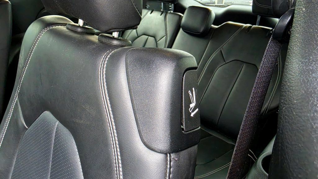 Used 2025 Chrysler Pacifica Select FWD image 50