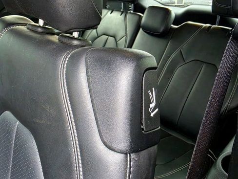 Used 2025 Chrysler Pacifica Select FWD image 50