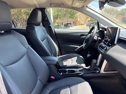 Used 2025 Toyota Corolla Cross XLE FWD image 11