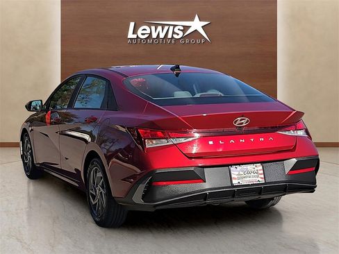 Used 2024 Hyundai Elantra SEL image 3
