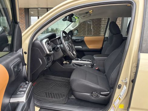 Used 2019 Toyota Tacoma SR5 AWD/4WD image 8