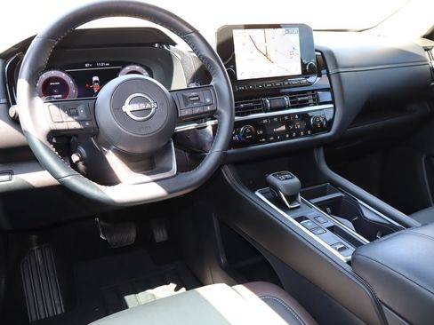 Used 2024 Nissan Pathfinder Platinum w/ Lighting Package (N92) FWD image 5