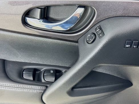 Used 2018 Nissan Rogue SV w/ Premium Package FWD image 22
