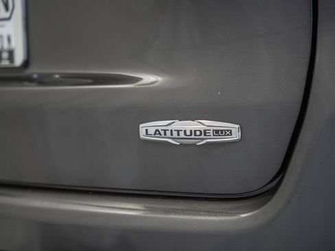 Used 2023 Jeep Compass Latitude w/ Sun and Sound Group AWD/4WD image 8