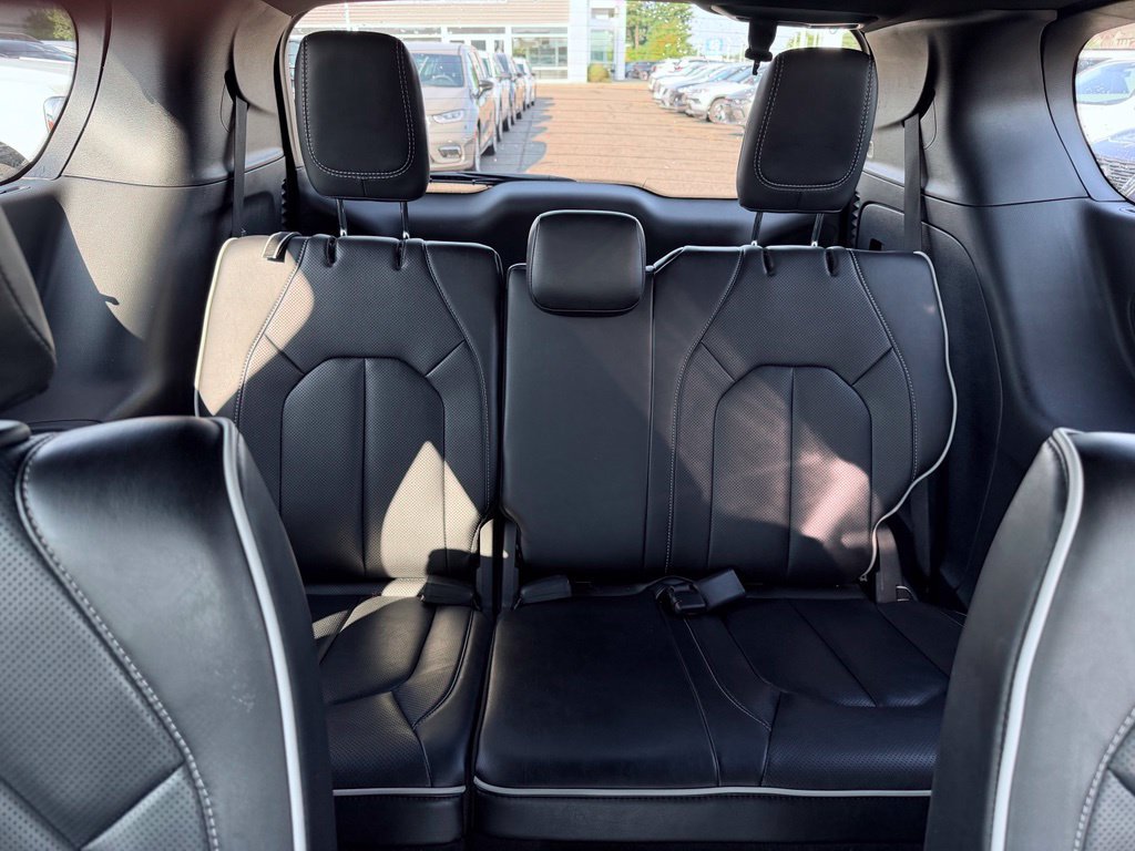 Certified 2025 Chrysler Pacifica Limited FWD image 27