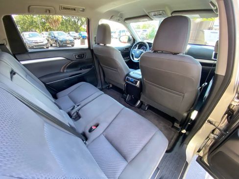 Used 2016 Toyota Highlander LE image 38