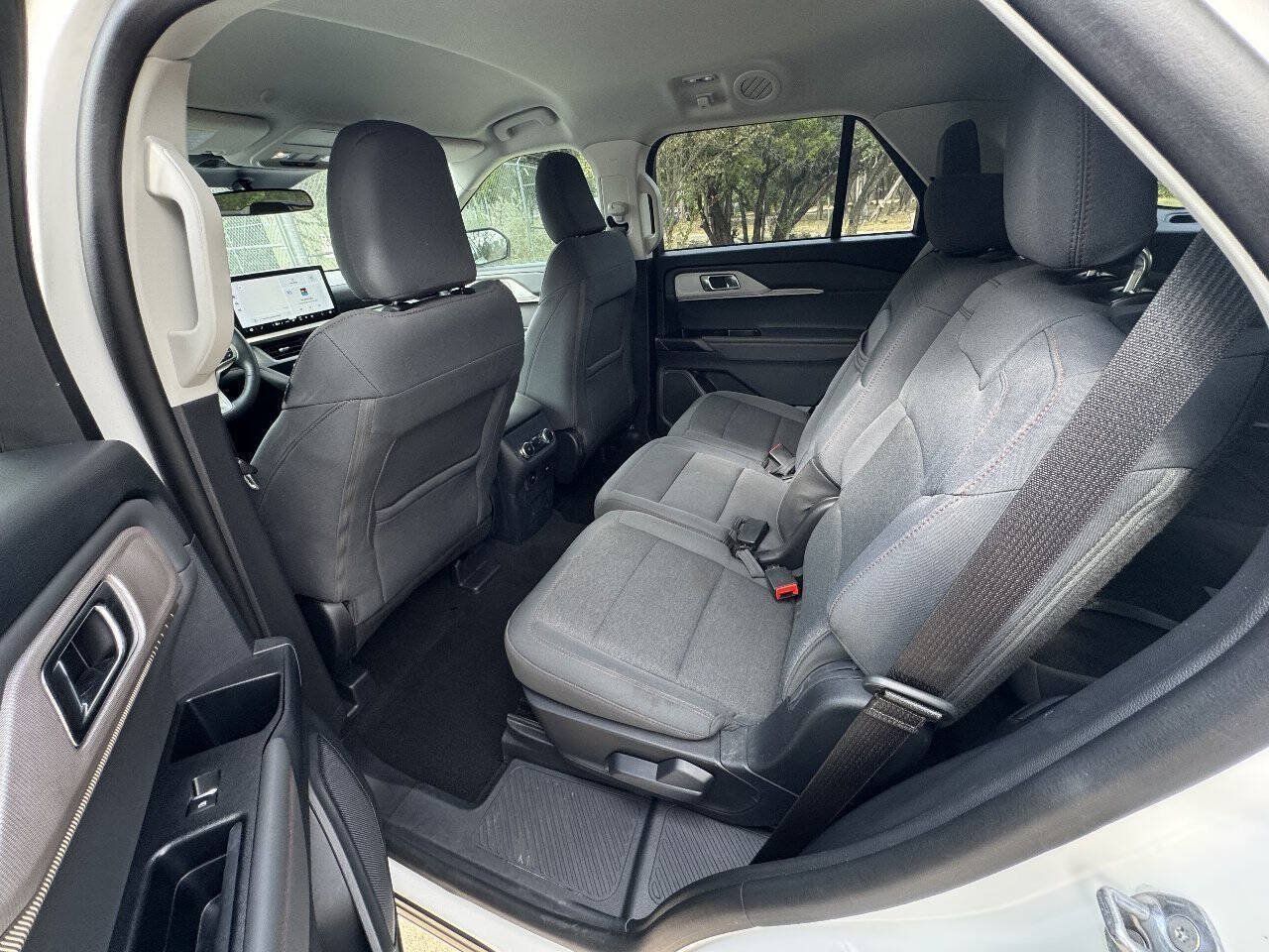 Used 2025 Ford Explorer Active RWD image 39