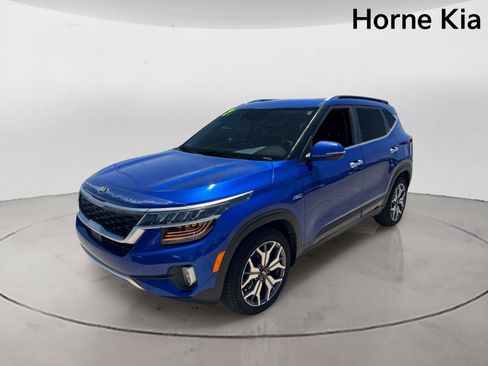Certified 2021 Kia Seltos SX w/ SX Sunroof Package AWD/4WD image 7