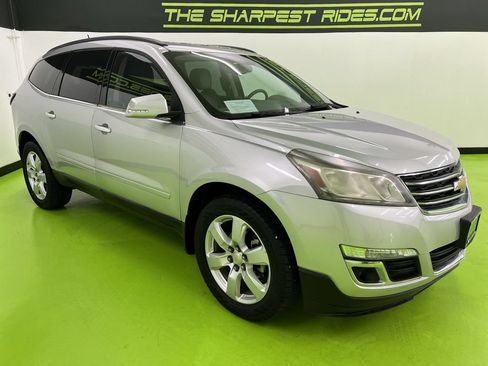 Used 2017 Chevrolet Traverse LT w/ Style and Technology Package FWD image 2