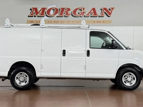 Used 2018 Chevrolet Express 2500 RWD image 2
