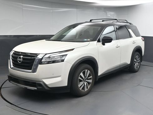 Used 2023 Nissan Pathfinder SL AWD/4WD image 3