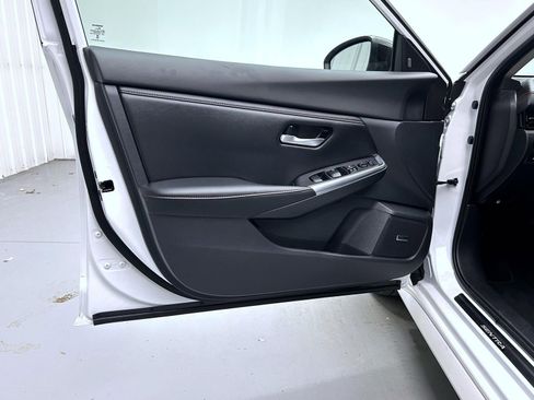 Used 2022 Nissan Sentra SR w/ SR Premium Package image 9