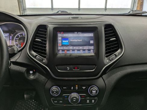 Used 2019 Jeep Cherokee Latitude Plus w/ Cold Weather Group AWD/4WD image 19