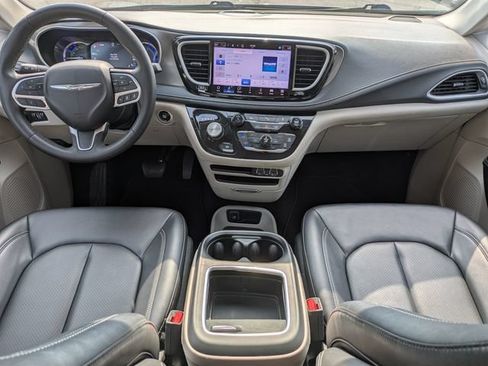 Used 2024 Chrysler Pacifica Limited FWD image 17