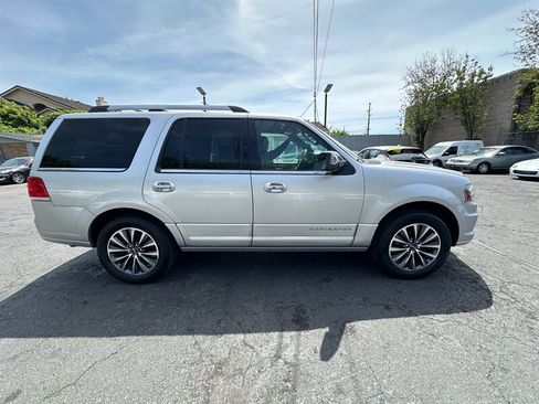 Used 2015 Lincoln Navigator 4WD image 4