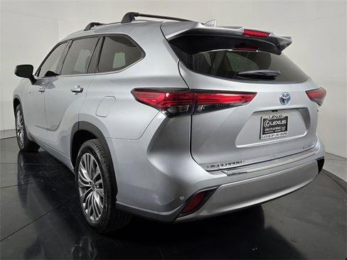 Used 2021 Toyota Highlander Platinum image 4